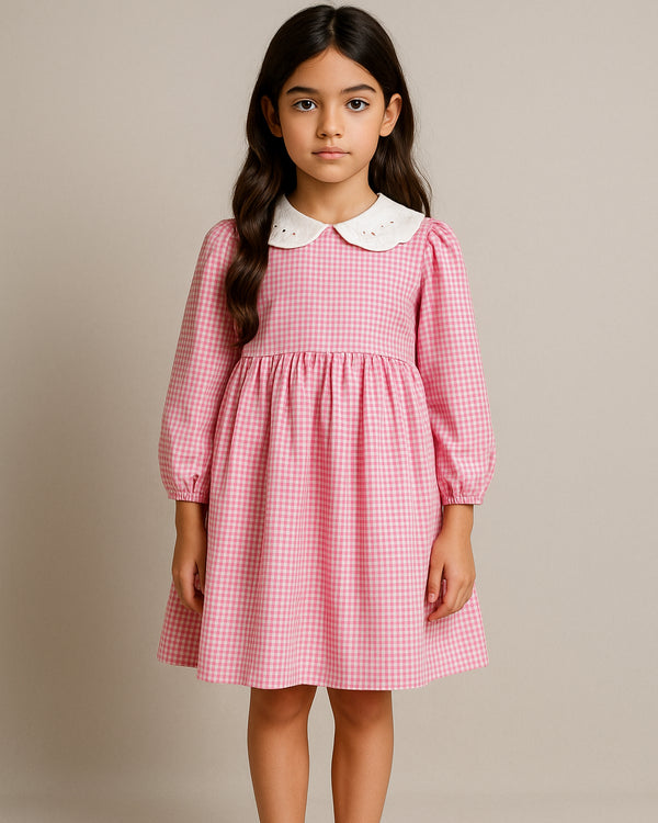 Rochie roz cu patratele si guler brodat